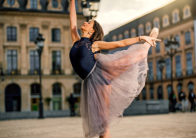 A dancer on pointe balletcore trend