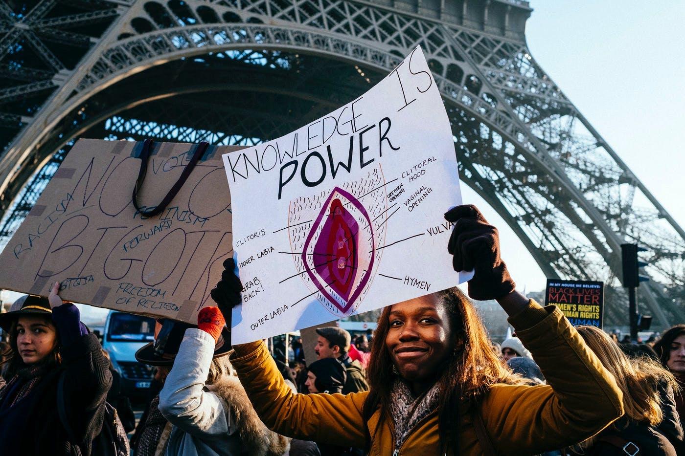 marche americains american americans eiffel tower femmes march paris power pussy pussy power tour eiffel trocadero trump women women's march idf text person human crowd protest parade banner