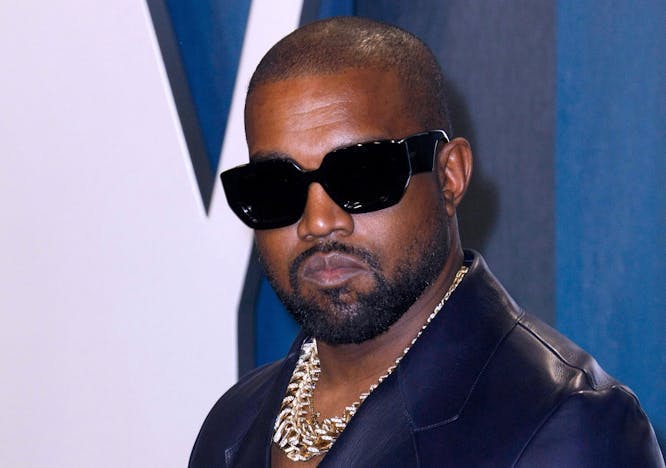 09 2020 87175136 alone angeles arrivals awards black chain chunky fair fashion feb gold headshot jewellery kanye los male music necklace not-performing oscar oscars party personality sunglasses usa vanity west accessories accessory person human face