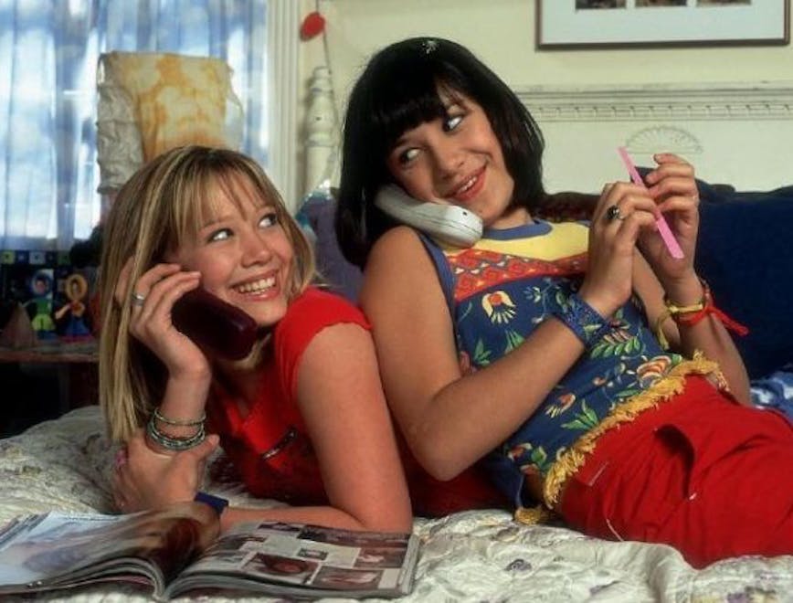 lizzy mcquire hillary duff two girls sitting in bed talkign on the phone