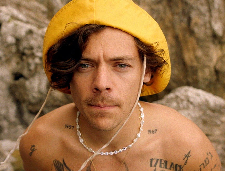 pearl necklace men Harry Styles