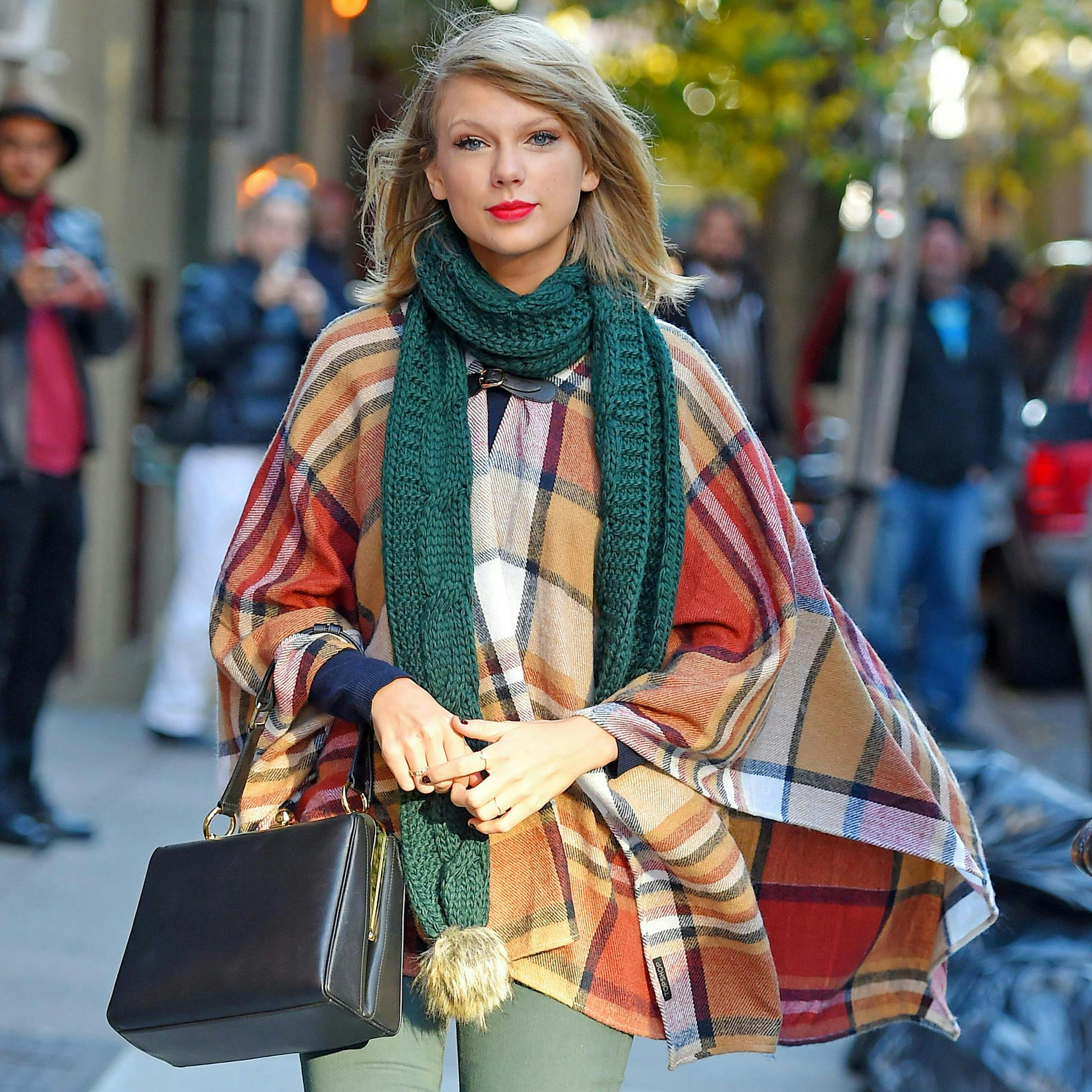 plaid thin blanket new york city taylor swift green trousers pattern new york state mid-atlantic usa north america person human clothing apparel handbag accessories bag accessory purse