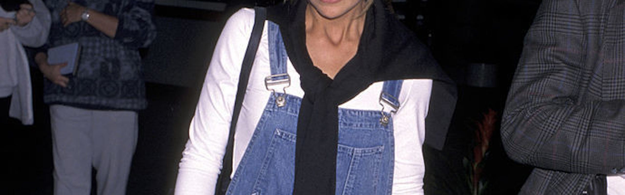 Sarah Michelle Gellar in blue overalls, a white long sleeve under shirt, and black sunglasses