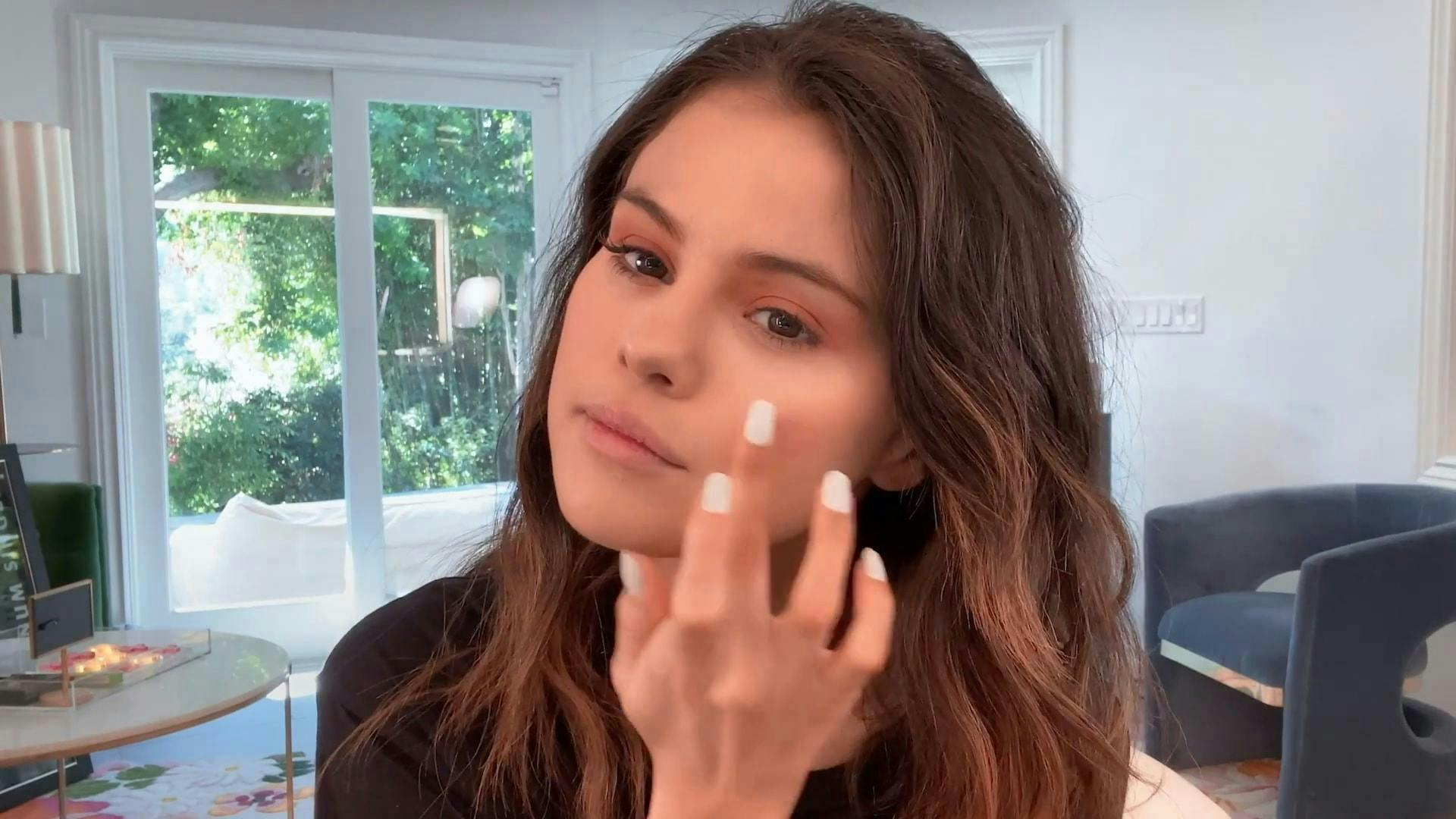 Selena Gomez applying her makeup.