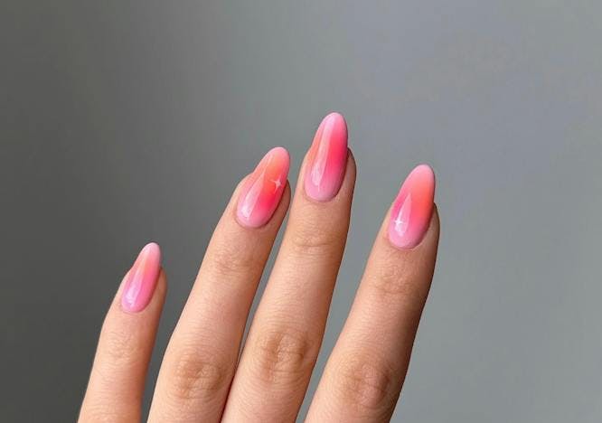 Pink sunset aura nails; Summer 2023 nail trend.