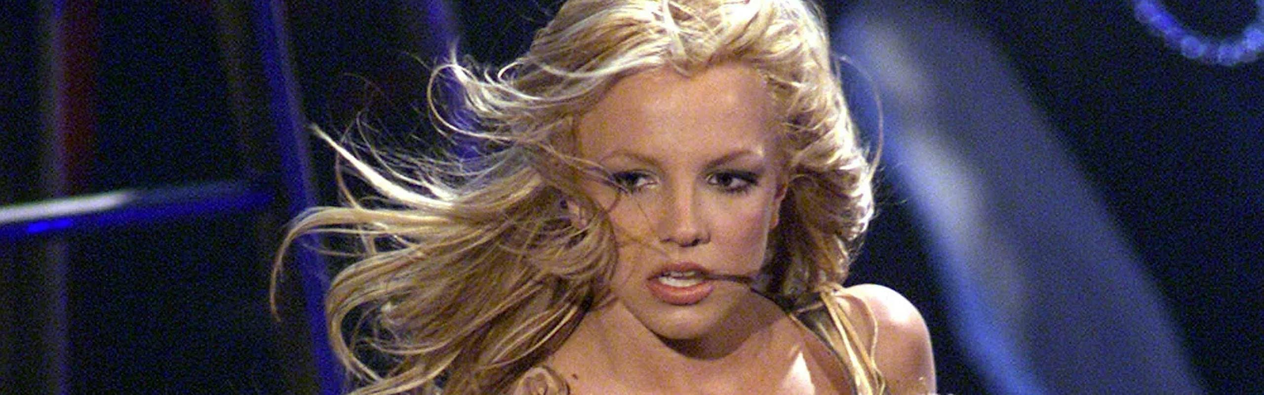 britney spears in crop tank and low rise jeans